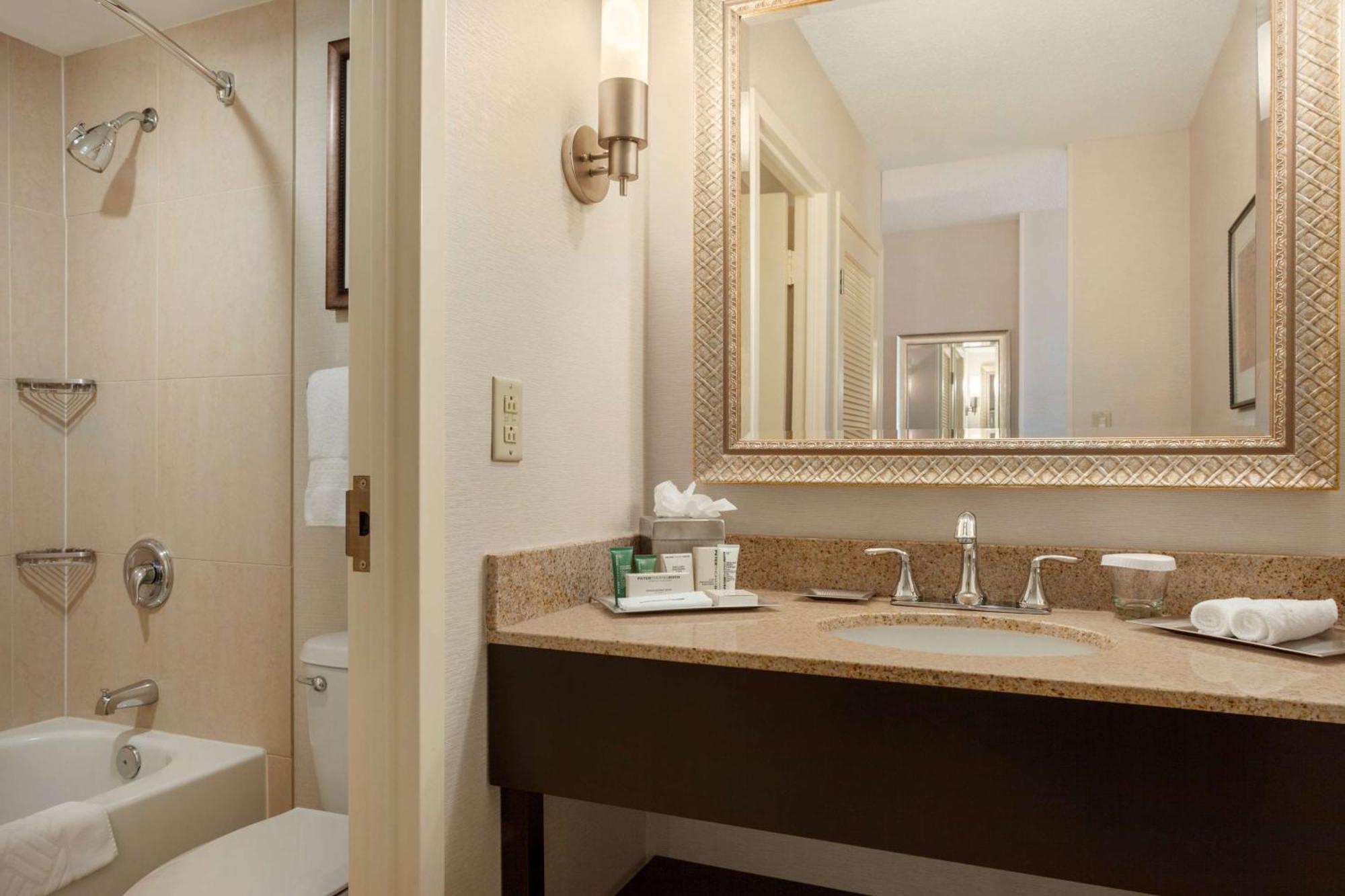 Hilton Wayne At The Grand Wayne Convention Center (adults Only) 3*