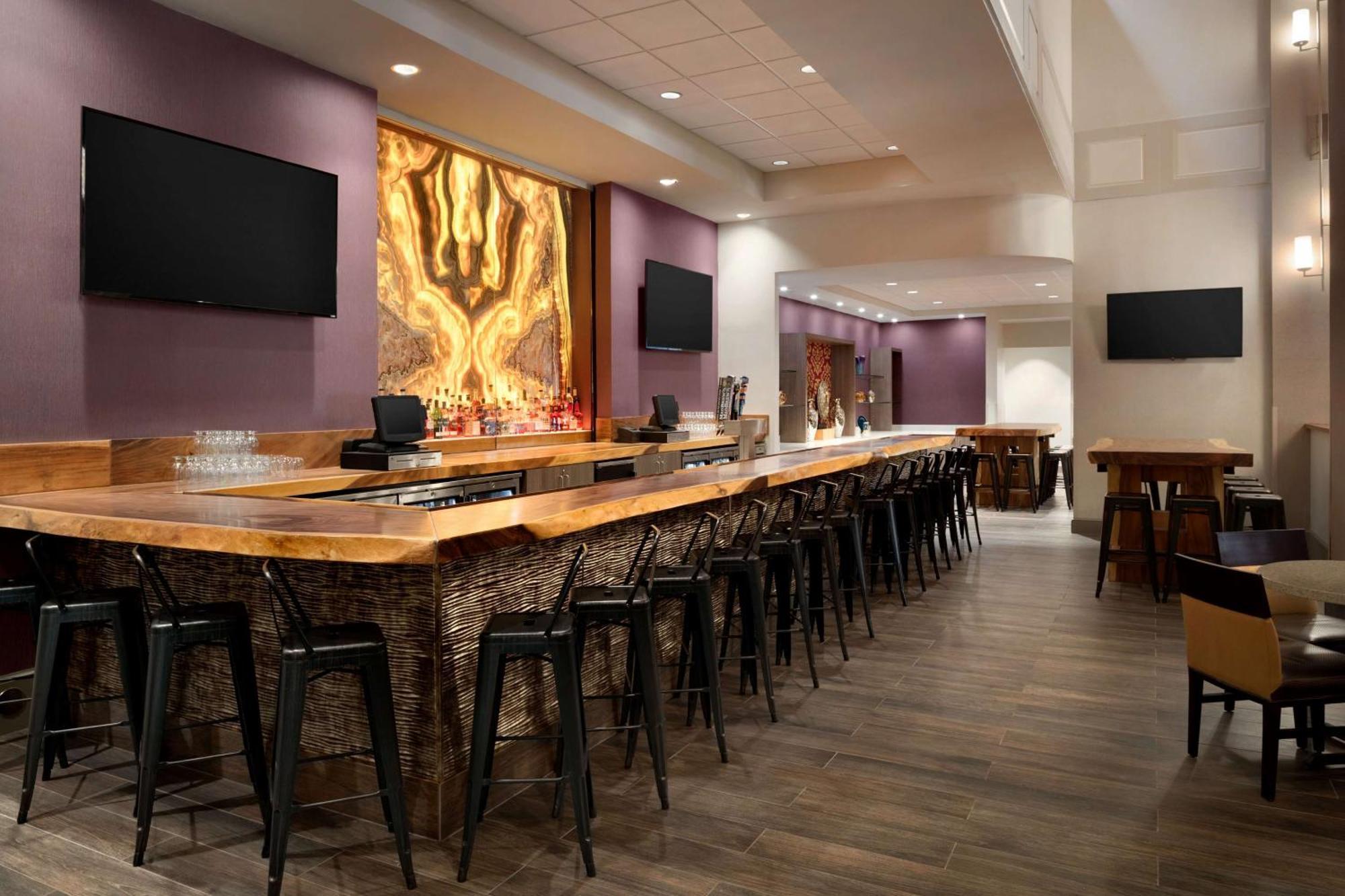 Hilton Wayne At The Grand Wayne Convention Center (adults Only) Hotel Fort Wayne