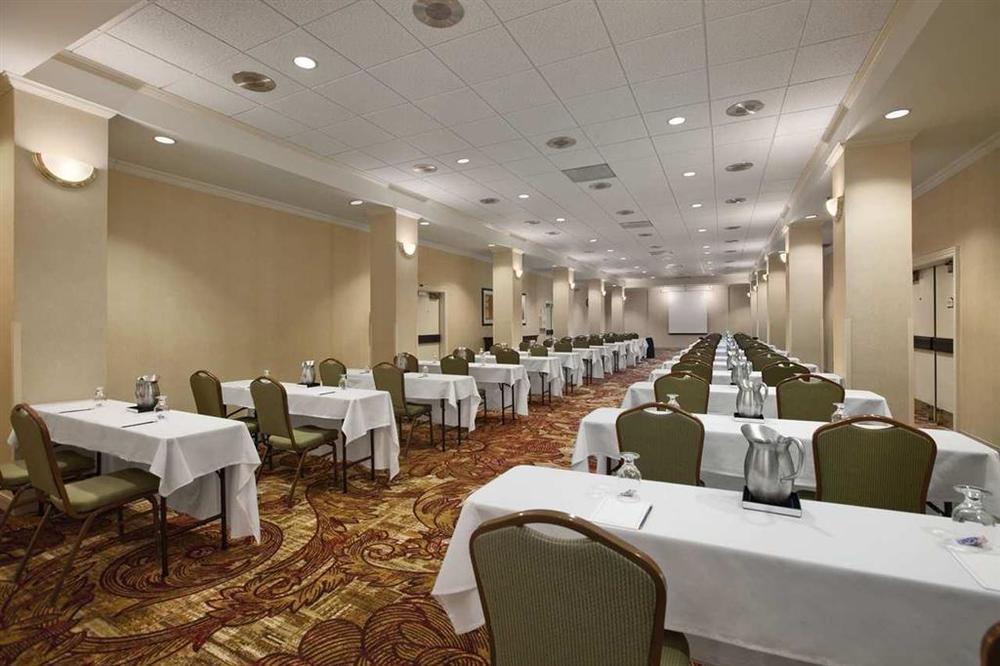 Hilton Wayne At The Grand Wayne Convention Center (adults Only) Hotel 3*